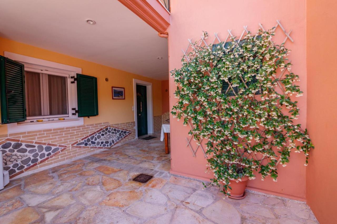 Cleopatra Apartment Nikiana